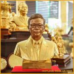 Tượng bán thân Bác Trọng đồng đỏ dát vàng làm màu mặt cao 45cm