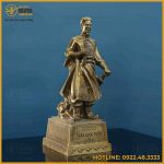 Tượng Trần Hưng Đạo đồng vàng giả cổ kích thước 50x19x21cm