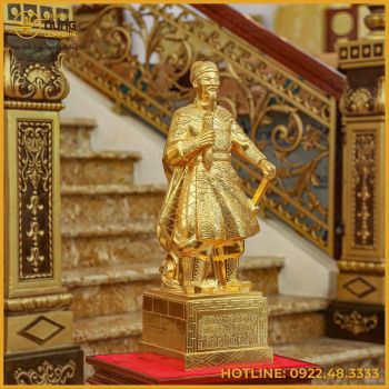 Tượng Trần Hưng Đạo chạm nổi đồng đỏ dát vàng cao 70cm