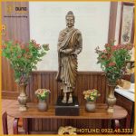 Tượng Phật Thích Ca đứng bằng đồng làm màu cổ kính