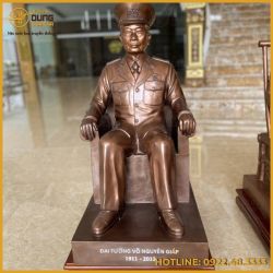 Tượng Đại Tướng Võ Nguyên Giáp bằng đồng đỏ làm màu cổ kính