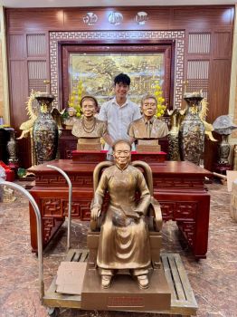 Hoàn thiện và bàn giao 2 pho tượng chân dung bán thân cho khách Phủ Lý, Hà Nam