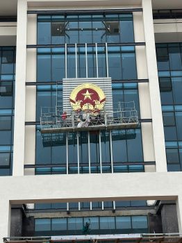Bàn giao và lắp đặt Quốc huy bằng đồng 3m x 3m tại trụ sở UBND TP. Đông Hà – Quảng Ngãi.