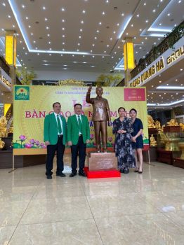 Đồ đồng Dung Quang Hà bàn giao bức Tượng Bác Hồ chuyển sang nước Nga