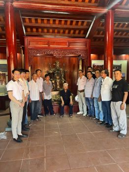 Đồ đồng Dung Quang Hà Bàn giao bức tượng cho khách tại Đền thờ Bùi Tá Hán - rừng Lăng, Quảng Phú, Quảng Ngãi