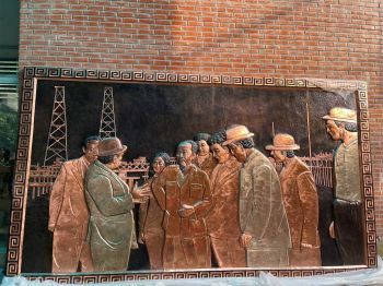 Hoàn thiện  bức tranh đồng khảm Chủ tịch Hồ Chí Minh thăm quan và làm việc tại dàn khoan dầu khí