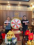 Khách hàng ghé qua cửa hàng Đồ đồng Dung Quang Hà mua bộ đồ thờ bằng đồng cattut !