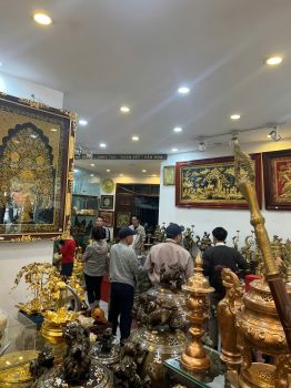 Khách ghé cửa hàng cuối tuần – Dung Quang Hà trân trọng từng cuộc gặp gỡ